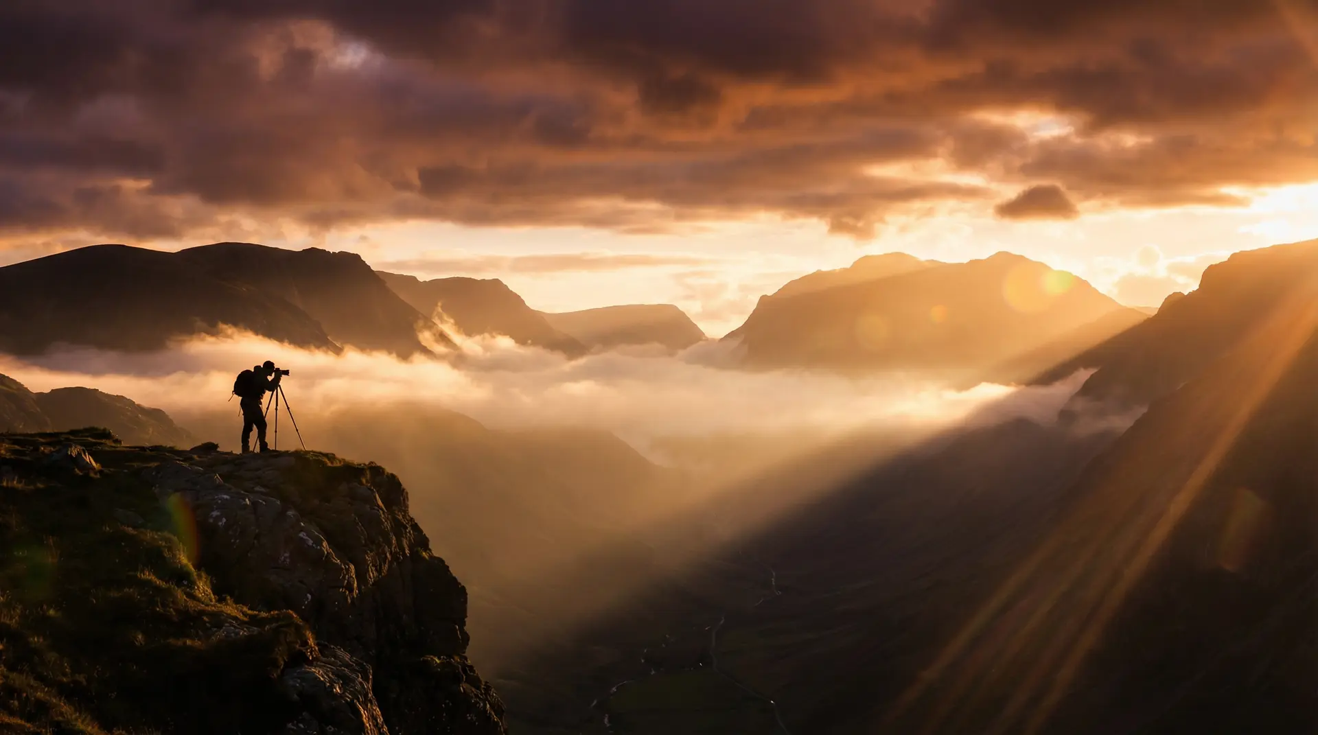 流氓软件 今日焦点摄影作品 - 金色黄昏下的山谷风光